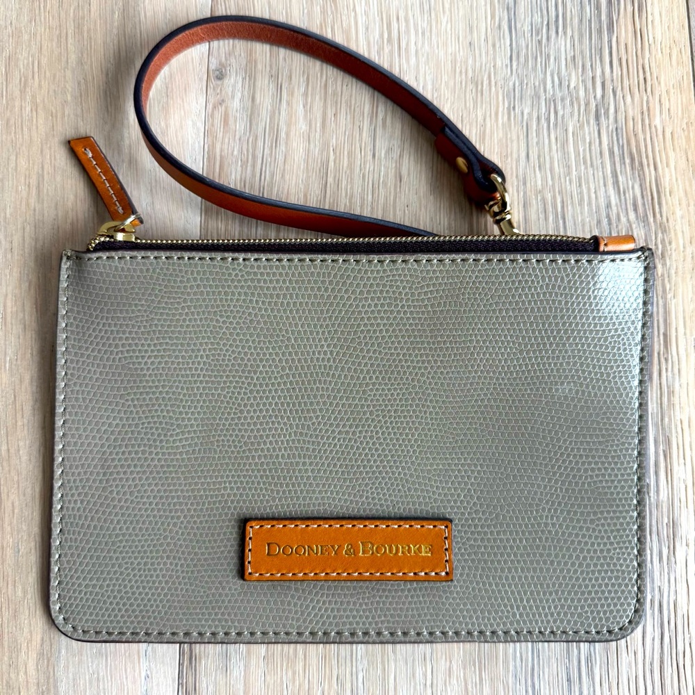 DOONEY & BOURKE Taupe Pouch bag. Like new 🤩